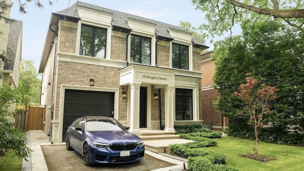 BMW si dělá showroomy z luxusních nemovitostí