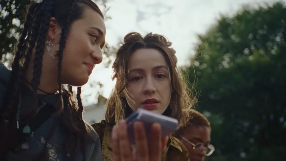 Samsung cílí reklamu na skládací telefon na věrné „jablíčkáře“